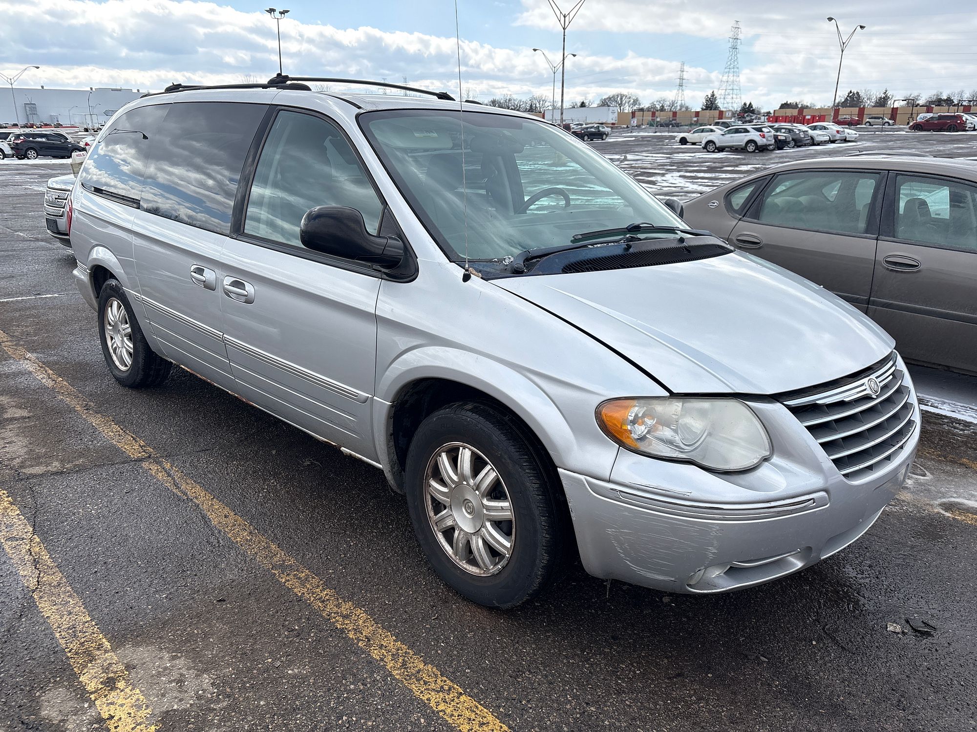 2005 CHRYSLER TOWN COUNTRY - Image 2