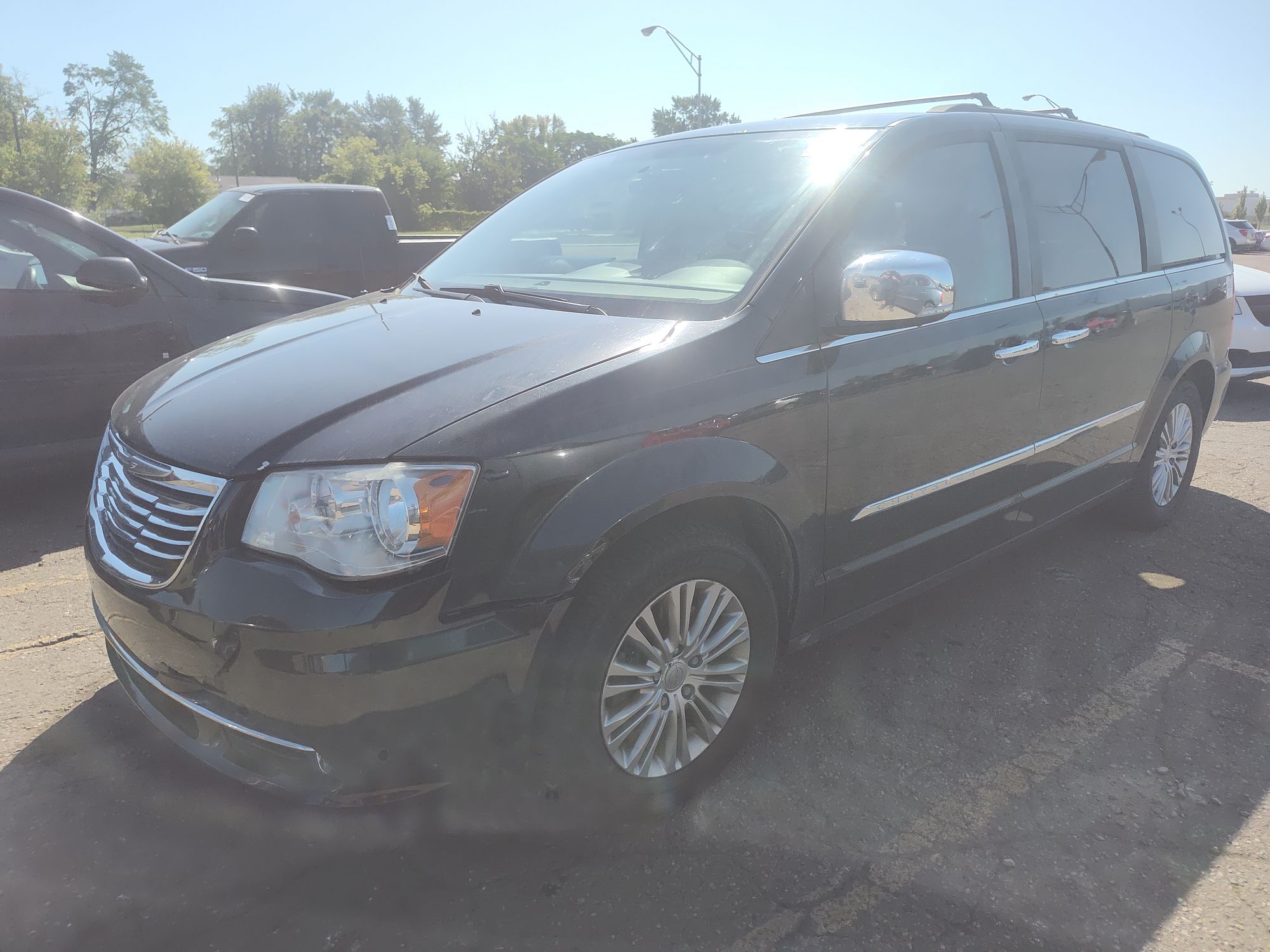 2015 CHRYSLER TOWN COUNTRY - Image 1