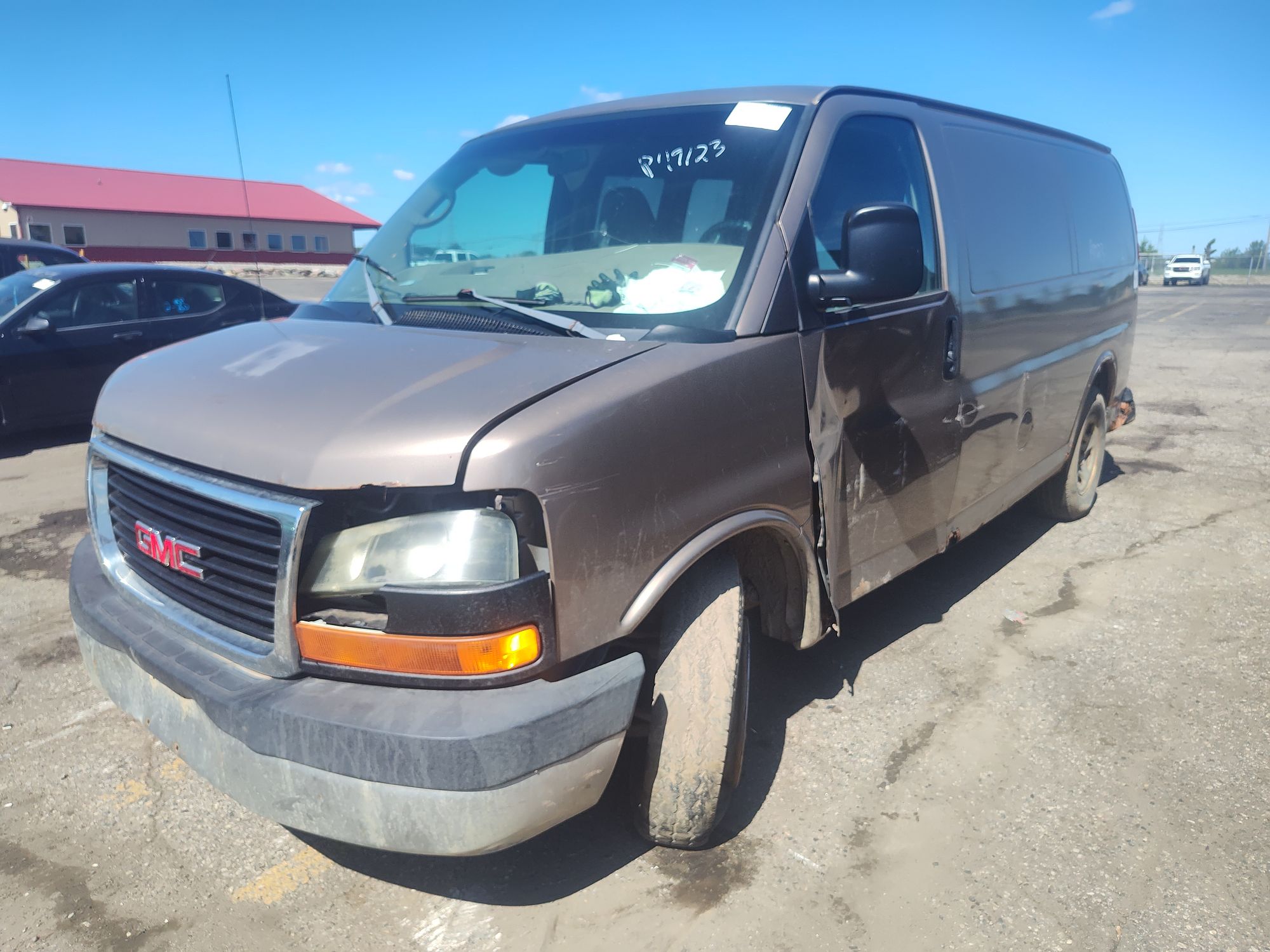 2004 GMC SAVANA 1500 - Image 1