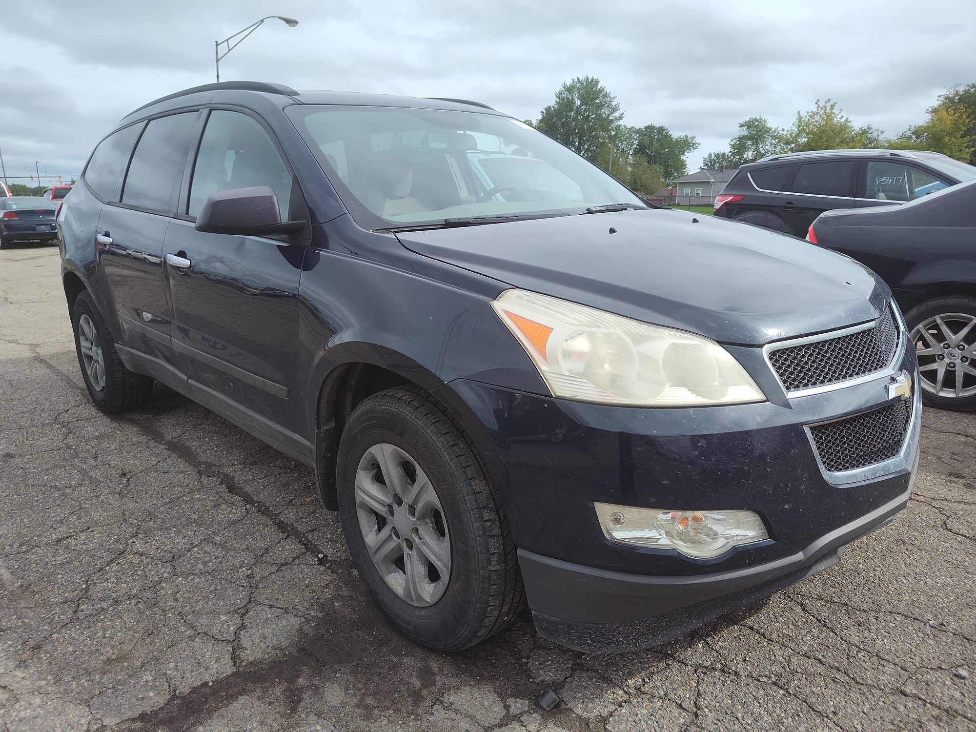 2011 CHEVROLET TRAVERSE - Image 2