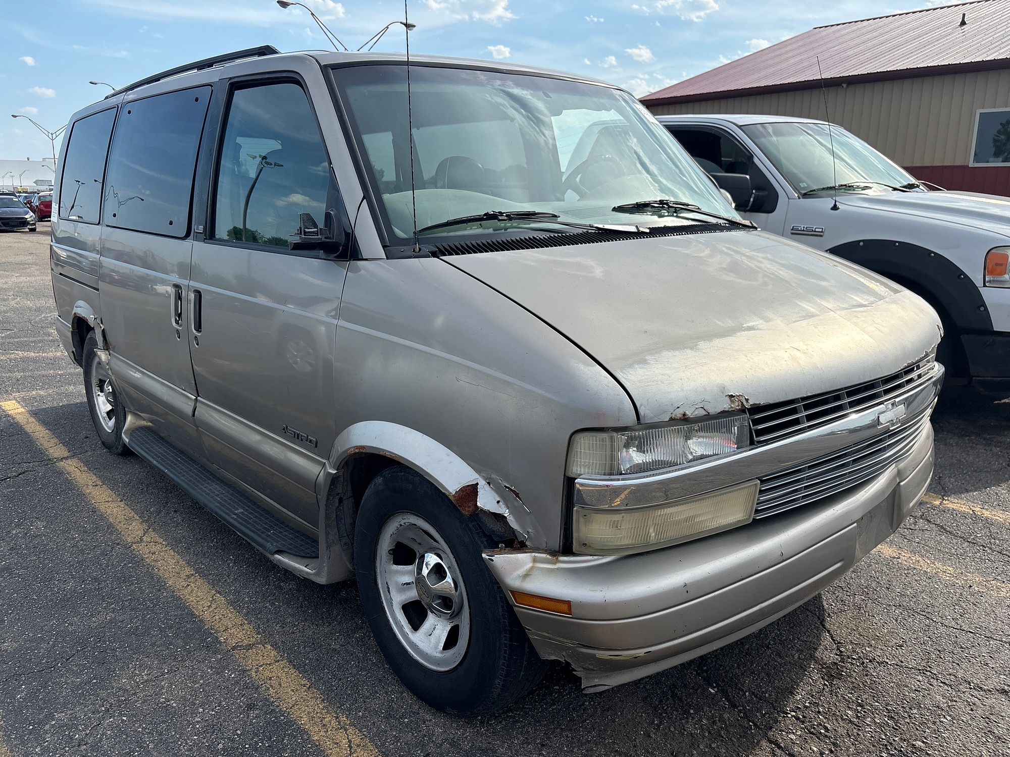 2001 CHEVROLET ASTRO - Image 2