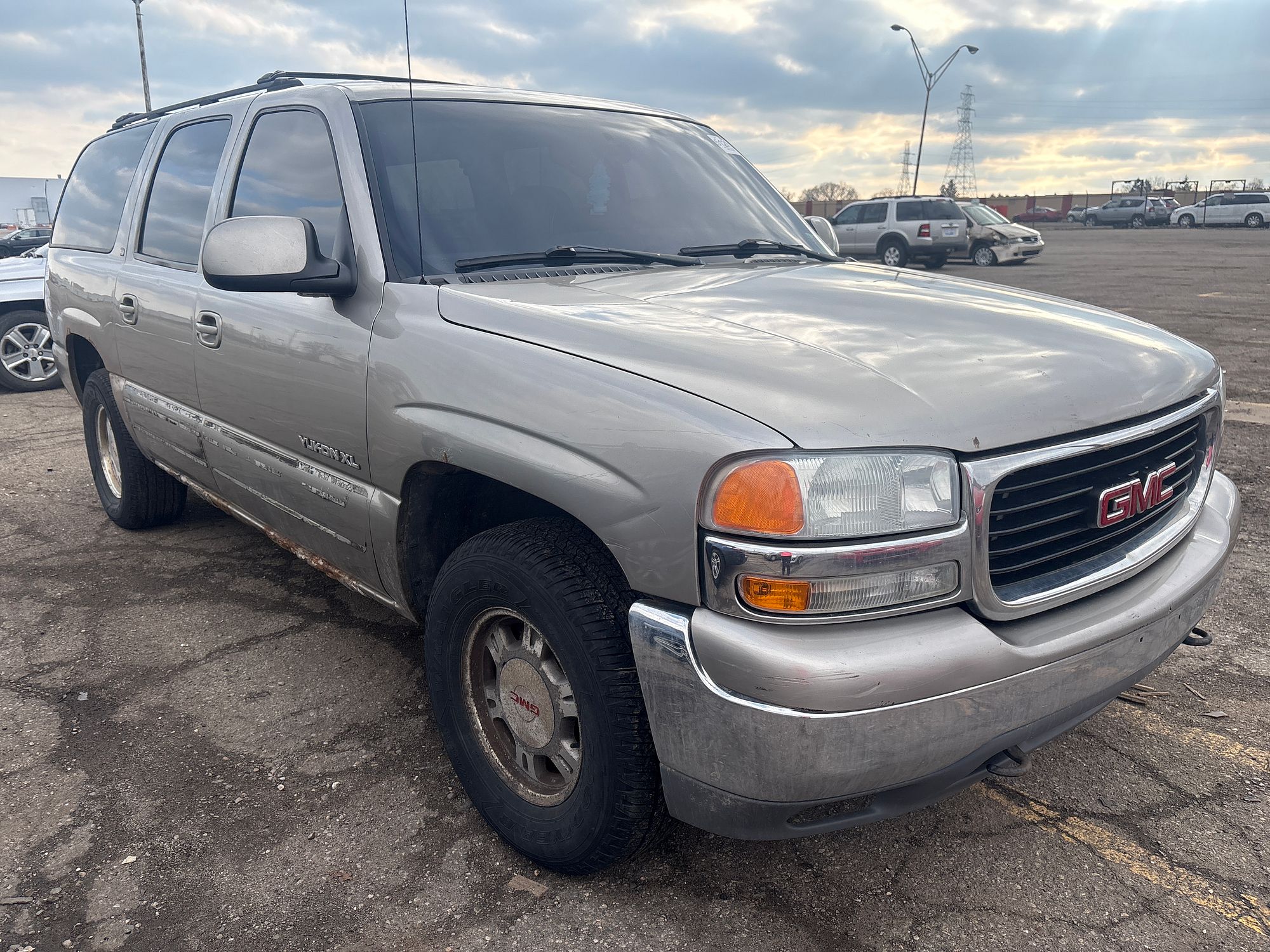 2001 GMC YUKON XL 1500 - Image 2