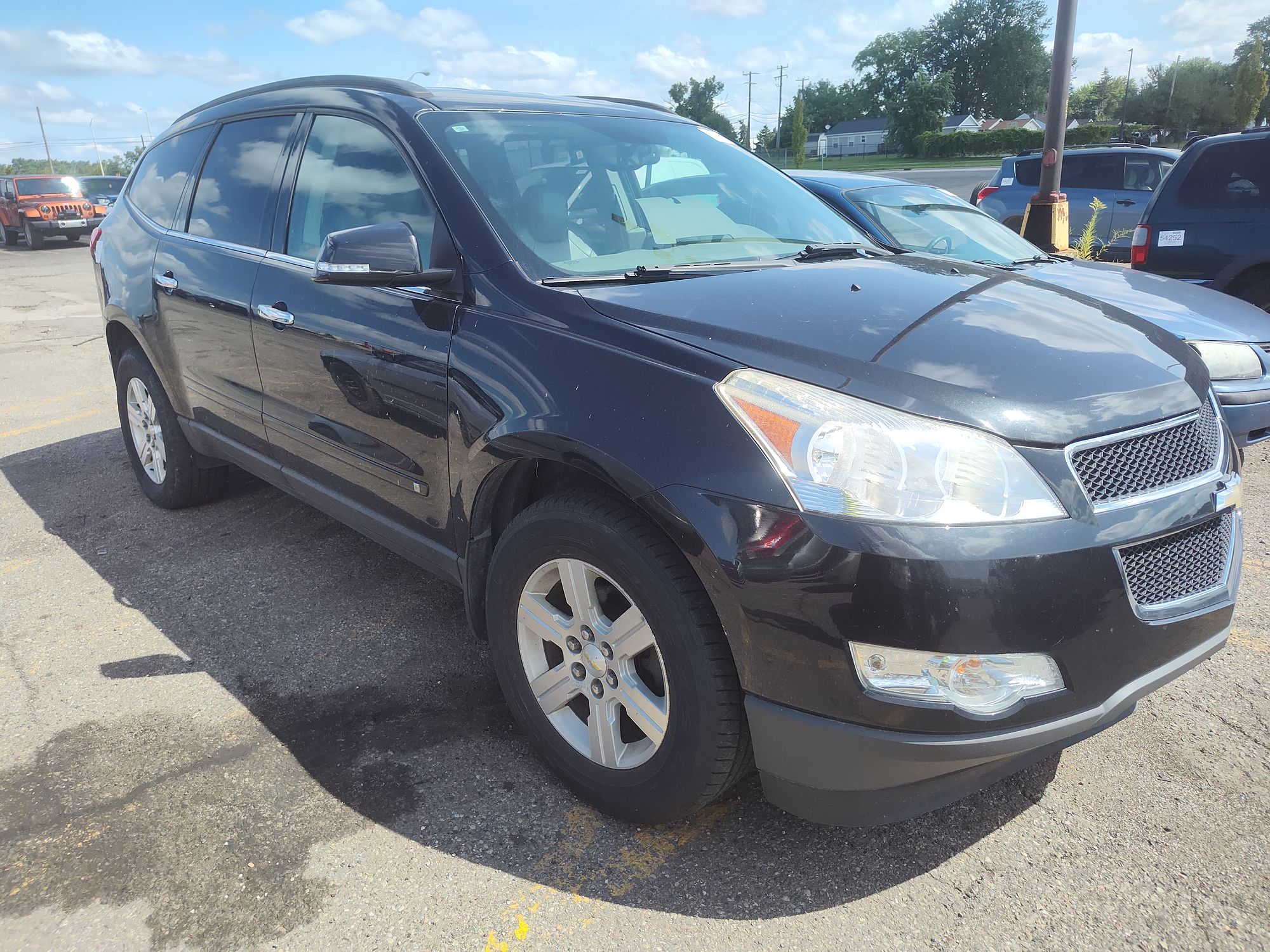 2010 CHEVROLET TRAVERSE - Image 2