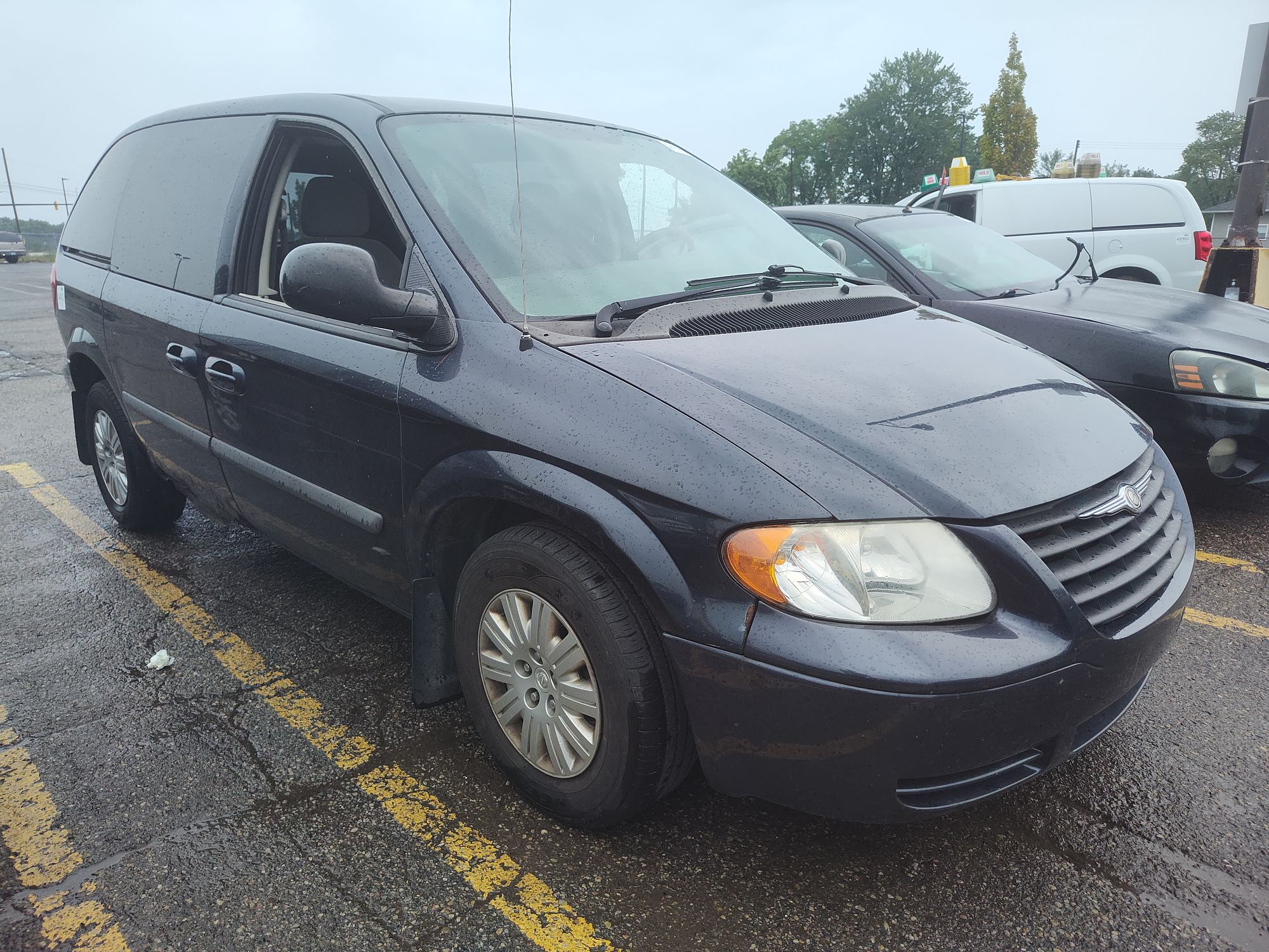 2006 CHRYSLER TOWN COUNTRY - Image 2