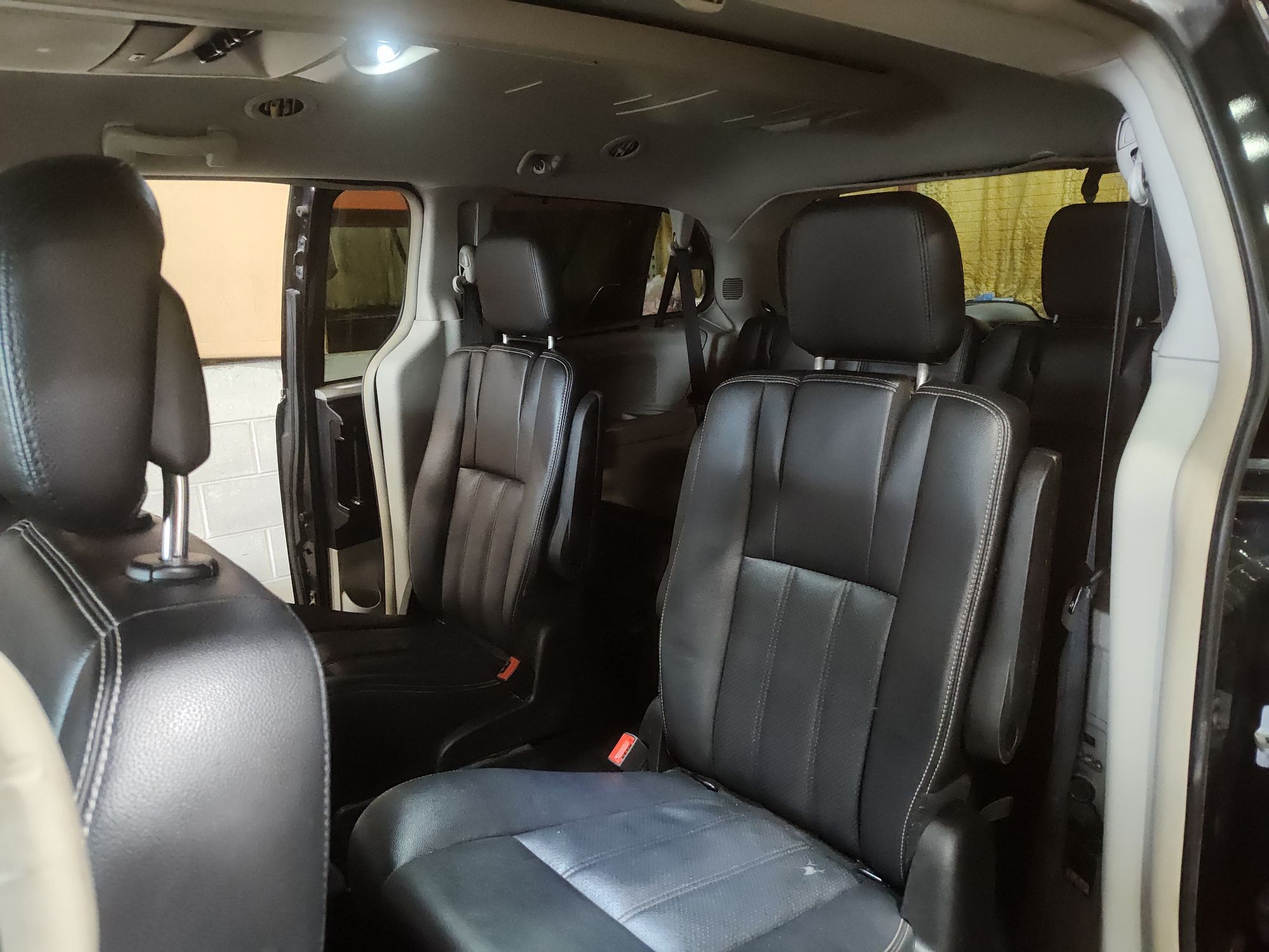 2015 CHRYSLER TOWN COUNTRY - Image 6