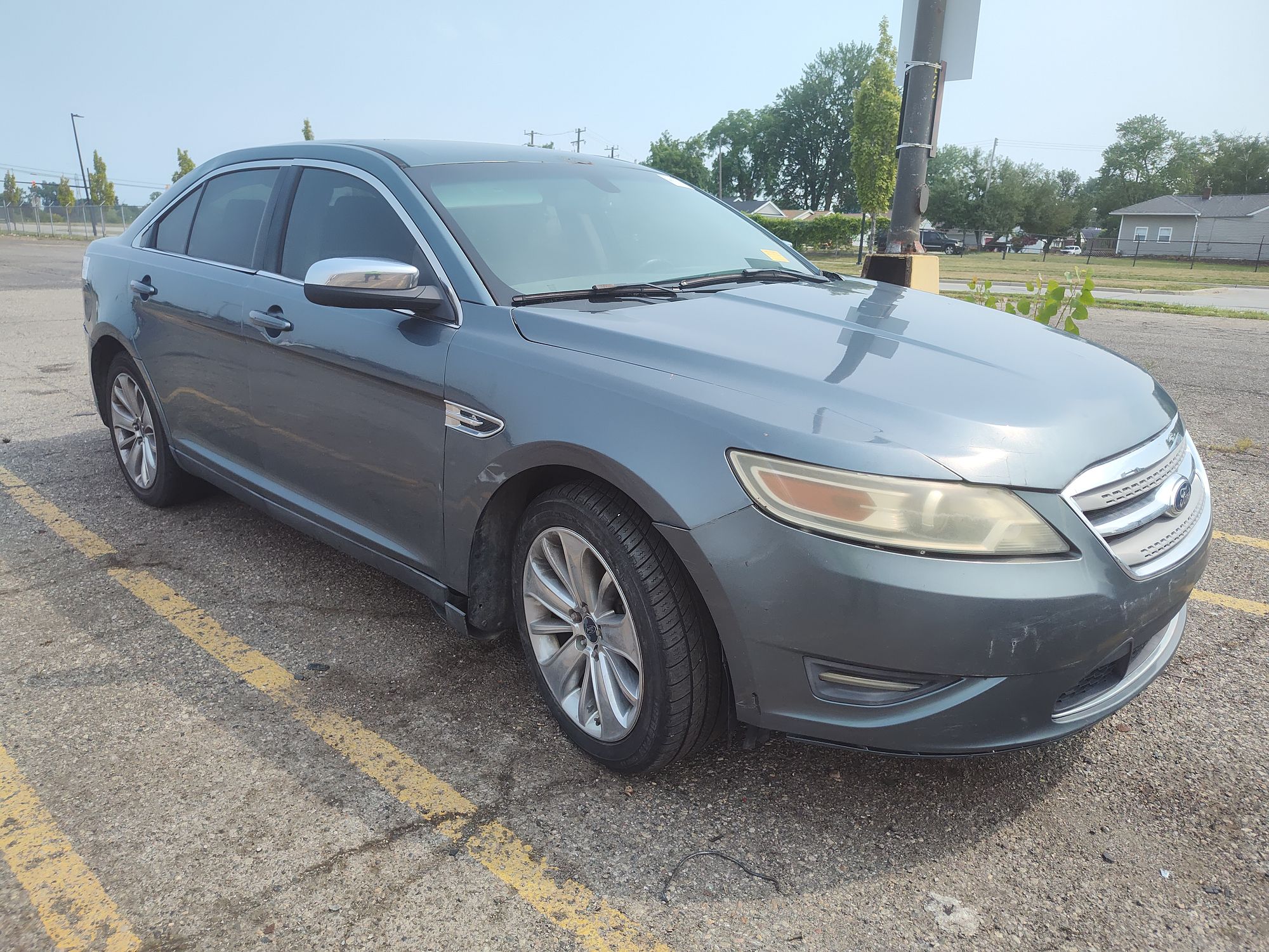 2010 FORD TAURUS - Image 2