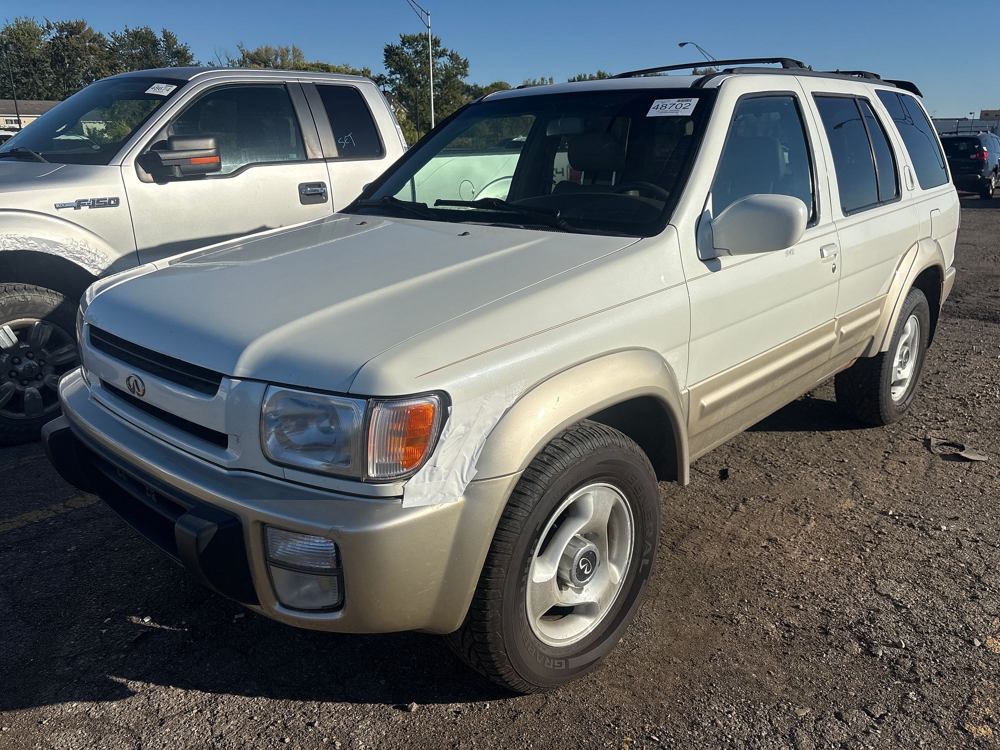 2000 INFINITI QX4 - Image 1