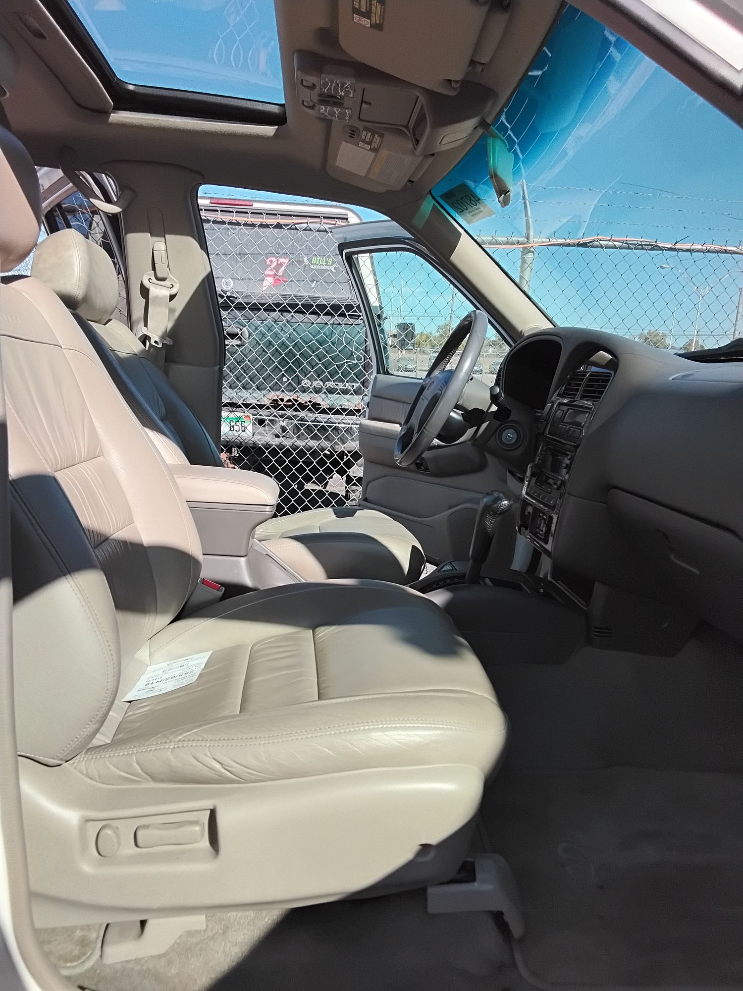 2000 INFINITI QX4 - Image 7