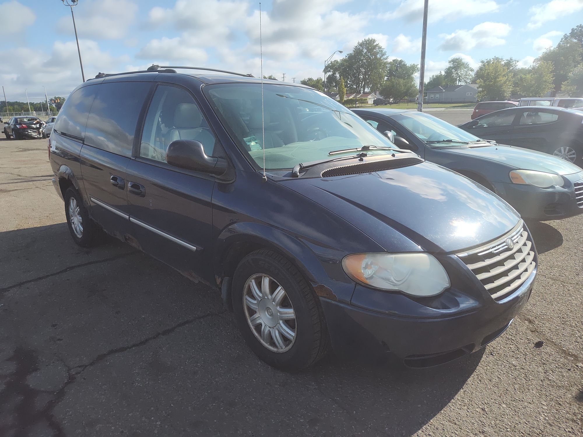 2005 CHRYSLER TOWN COUNTRY - Image 2