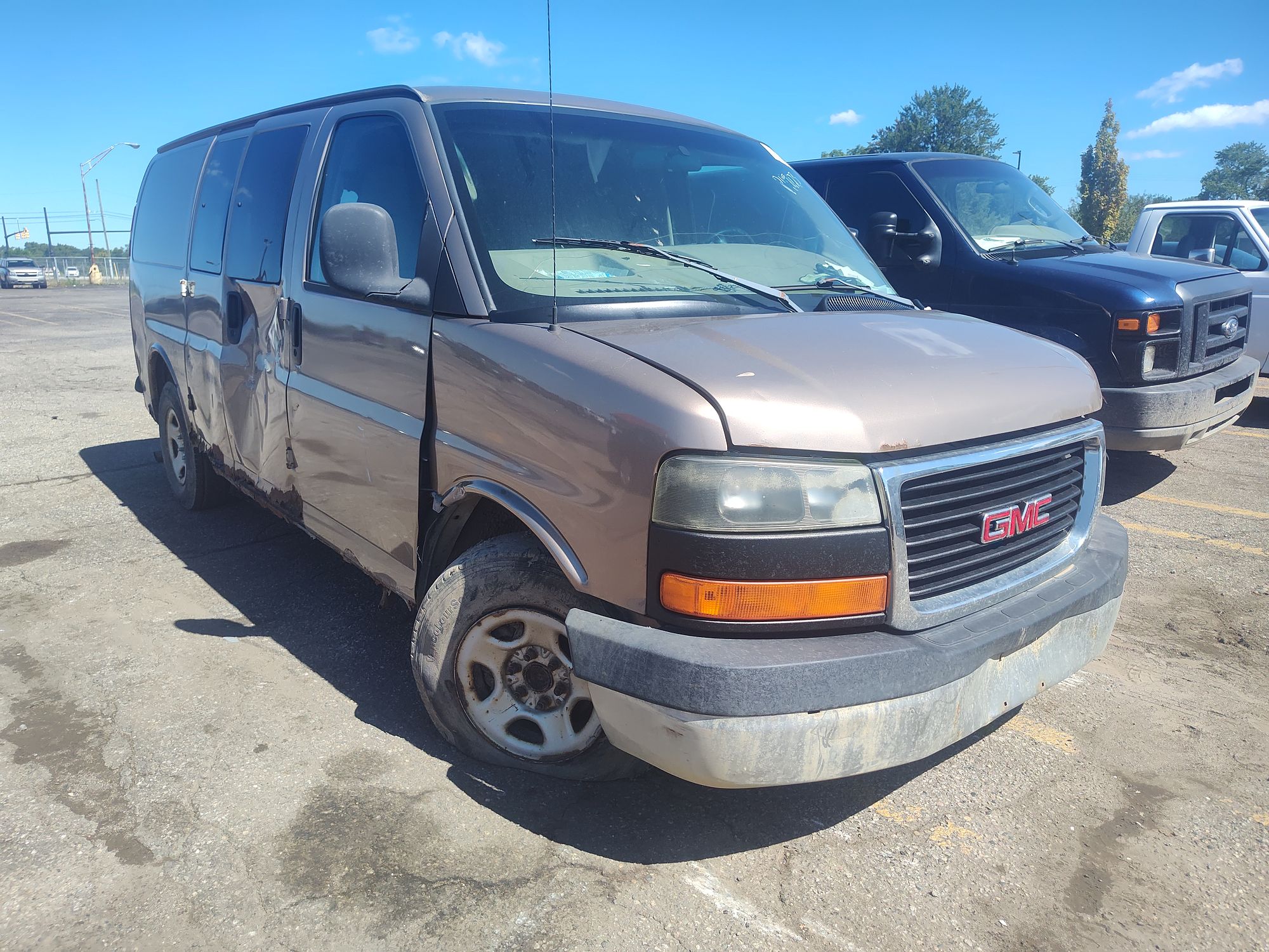2004 GMC SAVANA 1500 - Image 2