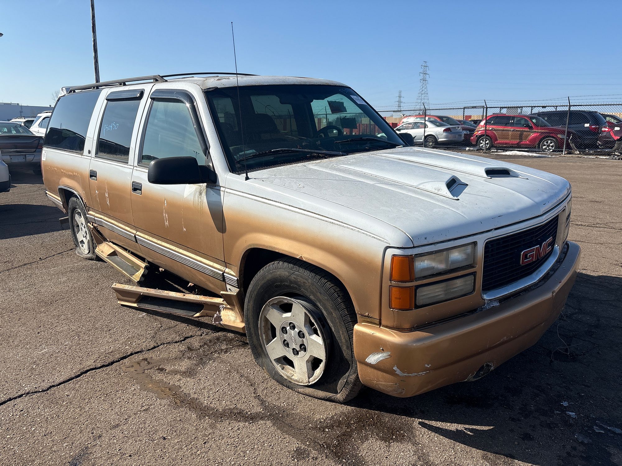1998 GMC SUBURBAN 1500 - Image 2