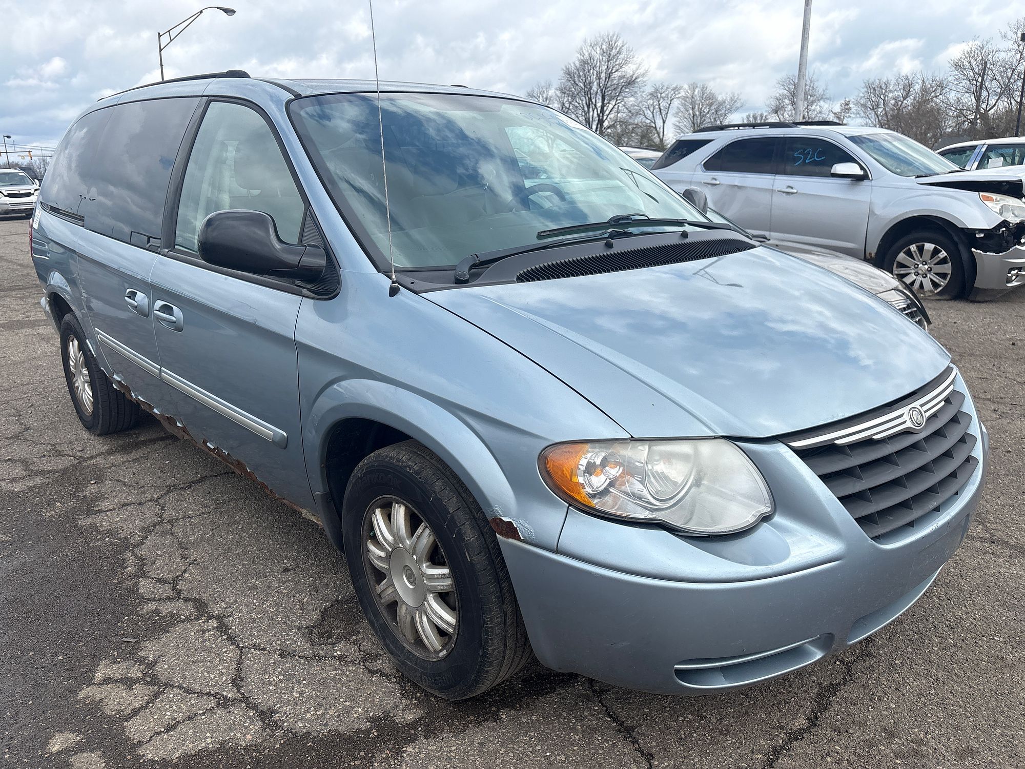 2006 CHRYSLER TOWN COUNTRY - Image 2