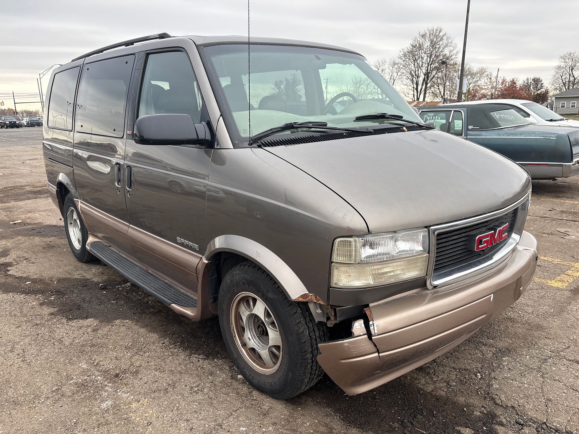 1999 GMC SAFARI - Image 2