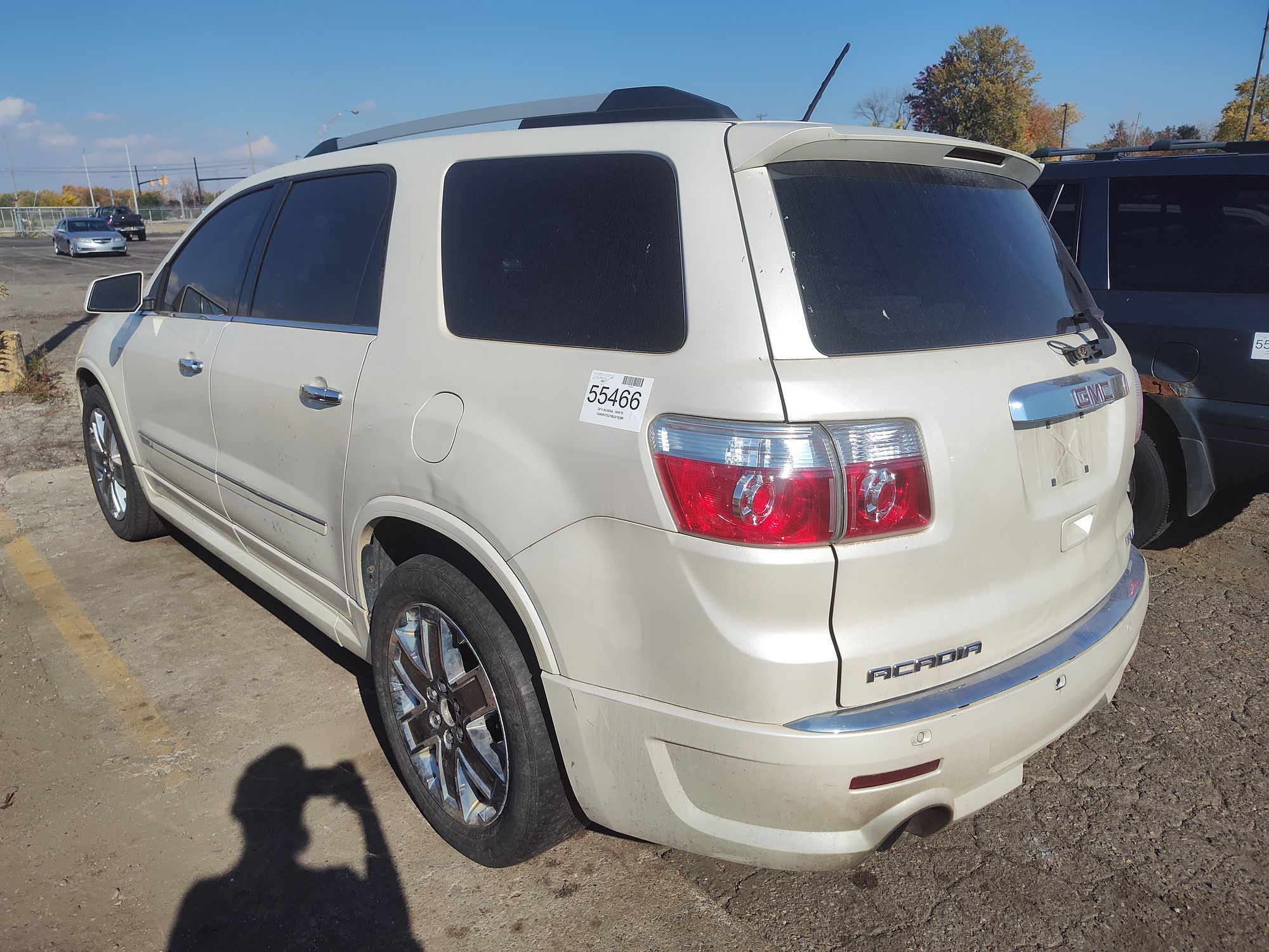 2011 GMC ACADIA - Image 4