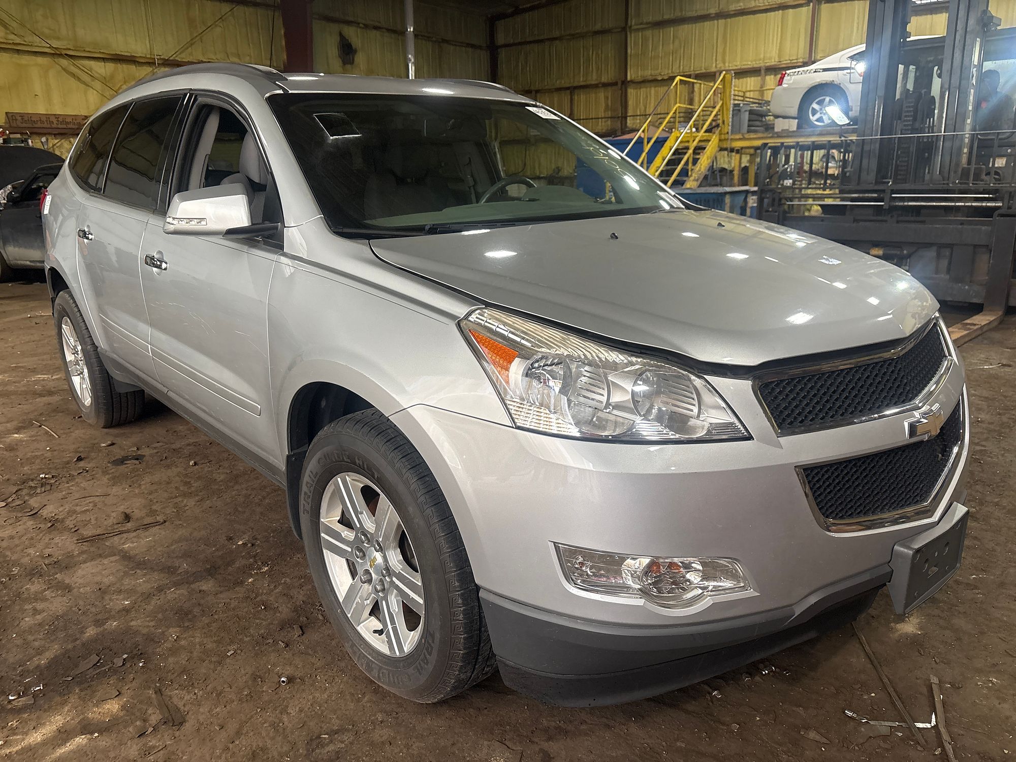 2011 CHEVROLET TRAVERSE - Image 2