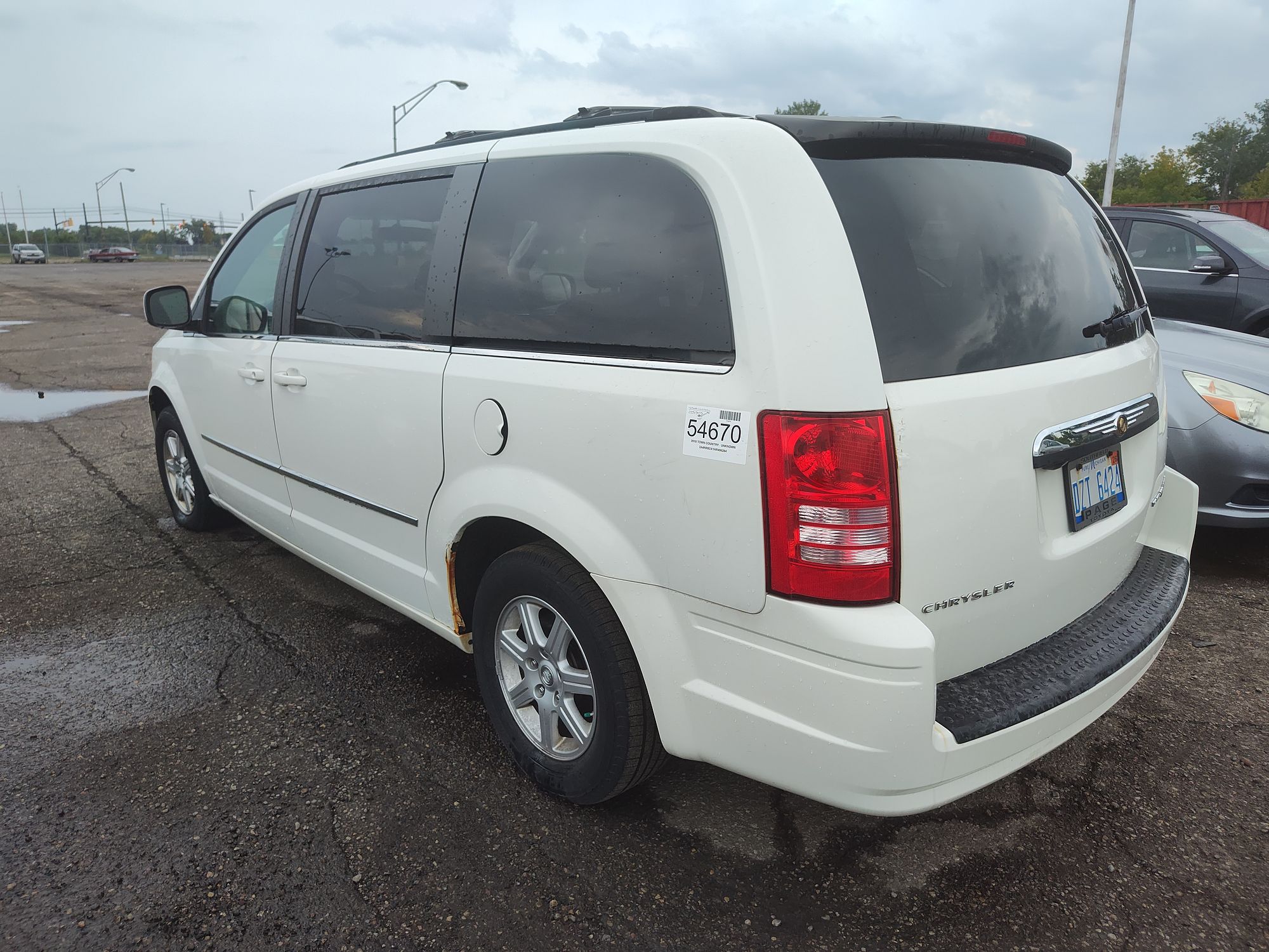 2010 CHRYSLER TOWN COUNTRY - Image 4
