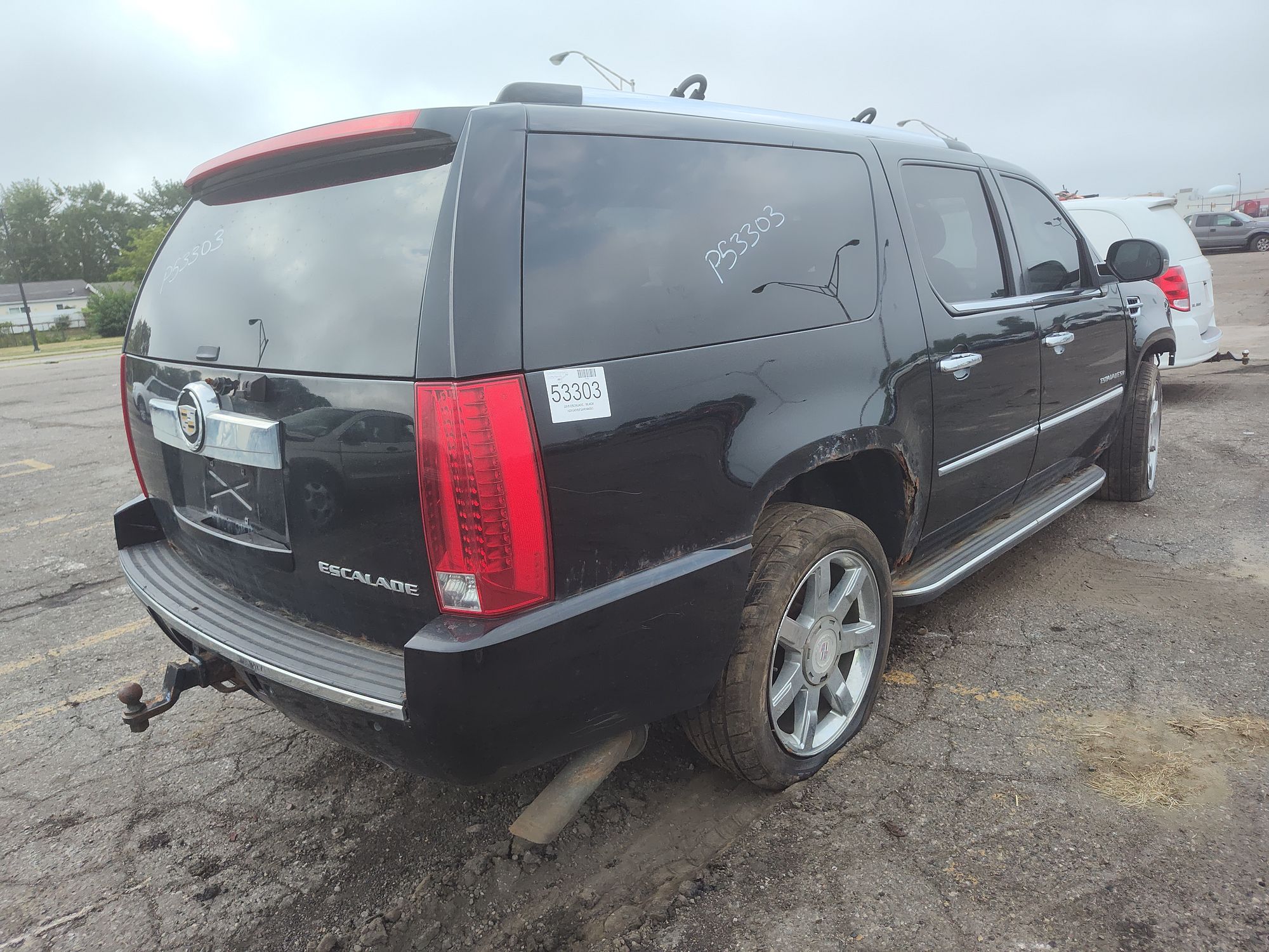 2010 CADILLAC ESCALADE - Image 3