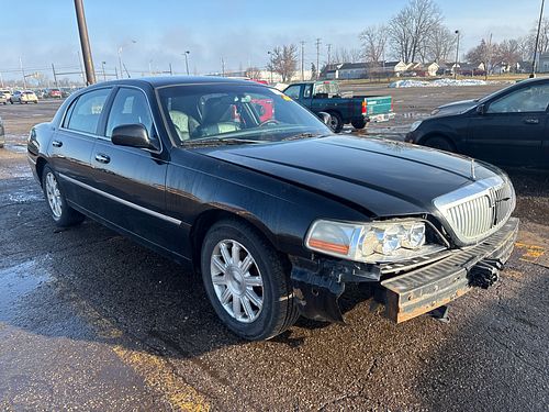 2011 LINCOLN TOWN CAR - Thumbnail 2