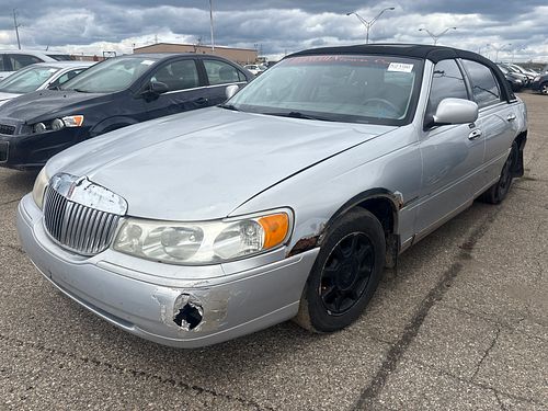 2000 LINCOLN TOWN CAR - Thumbnail 1